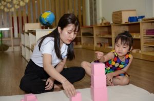 Trẻ được tiếp xúc với các giáo cụ Montessori sẽ có xu hướng phát triển tích cực hơn