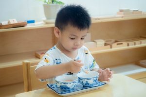 Thực hành phương pháp Montessori các hành động thường ngày như ăn uống, sắp xếp đồ vật
