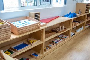 Môi trường Montessori được thiết kế để giản lược các đồ vật